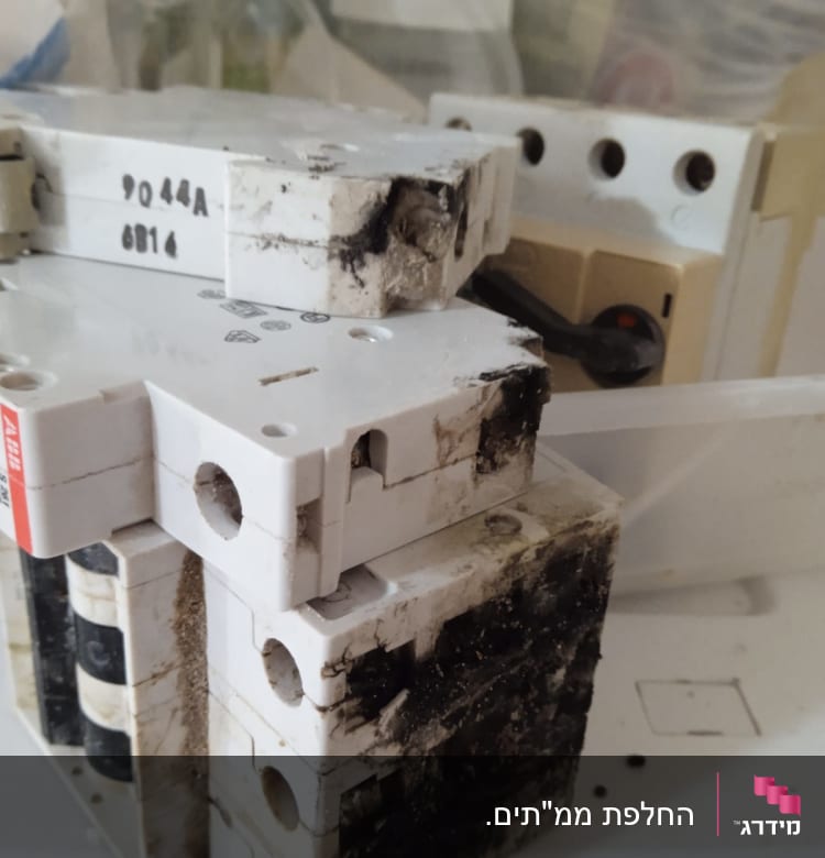 מפסקי חשמל עם סימני שריפה ונזק